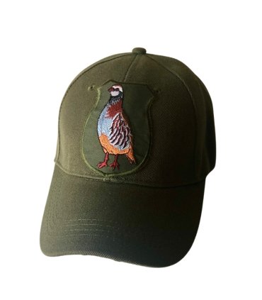 gorra verde con parche bordado perdiz